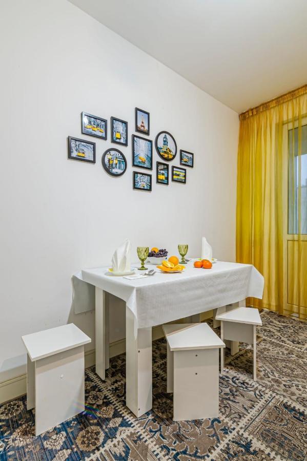 Однушка В Жк Абая 130/2 2019 Г.П. Lejlighed Almaty Eksteriør billede